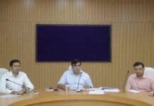 धीमी प्रगति वाले ठेकेदारों को नोटिस देने व कार्य में रुचि नहीं रखने वाले ठेकेदारों को ब्लैकलिस्ट करने किया निर्देशित