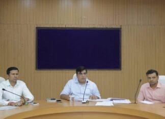 धीमी प्रगति वाले ठेकेदारों को नोटिस देने व कार्य में रुचि नहीं रखने वाले ठेकेदारों को ब्लैकलिस्ट करने किया निर्देशित