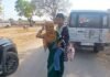 समाज कल्याण विभाग की लापरवाही: नियमों का हवाला देकर नहीं दी बैटरी चलित ट्राई साइकिल, सुशासन तिहार में 28 वर्षीय दिव्यांग बेटी को गोद में लेकर पहुंची लाचार मां—वहां भी मिला आश्वासन