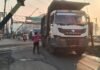 दीपका रेलवे क्रॉसिंग पर ACB कंपनी के हाईवा चालक की भारी लापरवाही, सजग नागरिक से की बदसलूकी, ओवरब्रिज निर्माण के बीच मंडरा रहा हादसों का खतरा