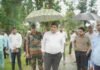 बरसते पानी में बिरहोर बस्ती पहुँचे कलेक्टर, चौपाल लगाकर सुनीं समस्याएं; बिजली, पानी, पुल और आजीविका के लिए दिए निर्देश